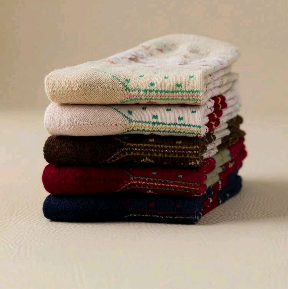 New 5 Pairs Women's Autumn/Winter socks reindeer pattern - Picture 3 of 3